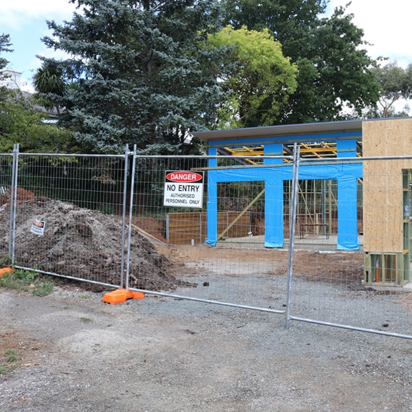 do you deliver and install temporary fencing and what's the price for these services in Gilchrist